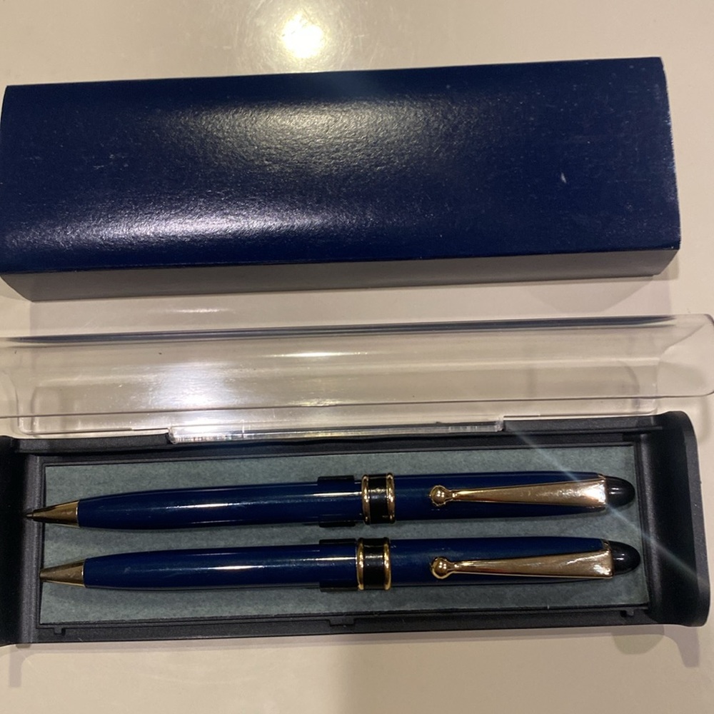 Boxed ballpoint pen set blue barrel